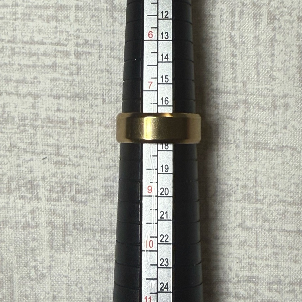 NWT Goldtone Stainless Steel Band Ring, Size 8 - Picture 4 of 4